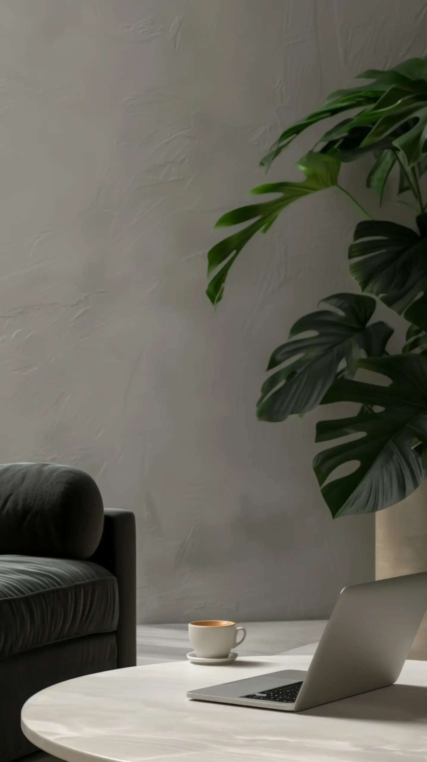 Barrierefreiheit auf der Website Blogartikel Titelbild. Dunkles Sofa, weisser tiefer Tisch mit einem Laptop abgebildet. An der Wand steht eine schöne, grüne und grosse Pflanze.