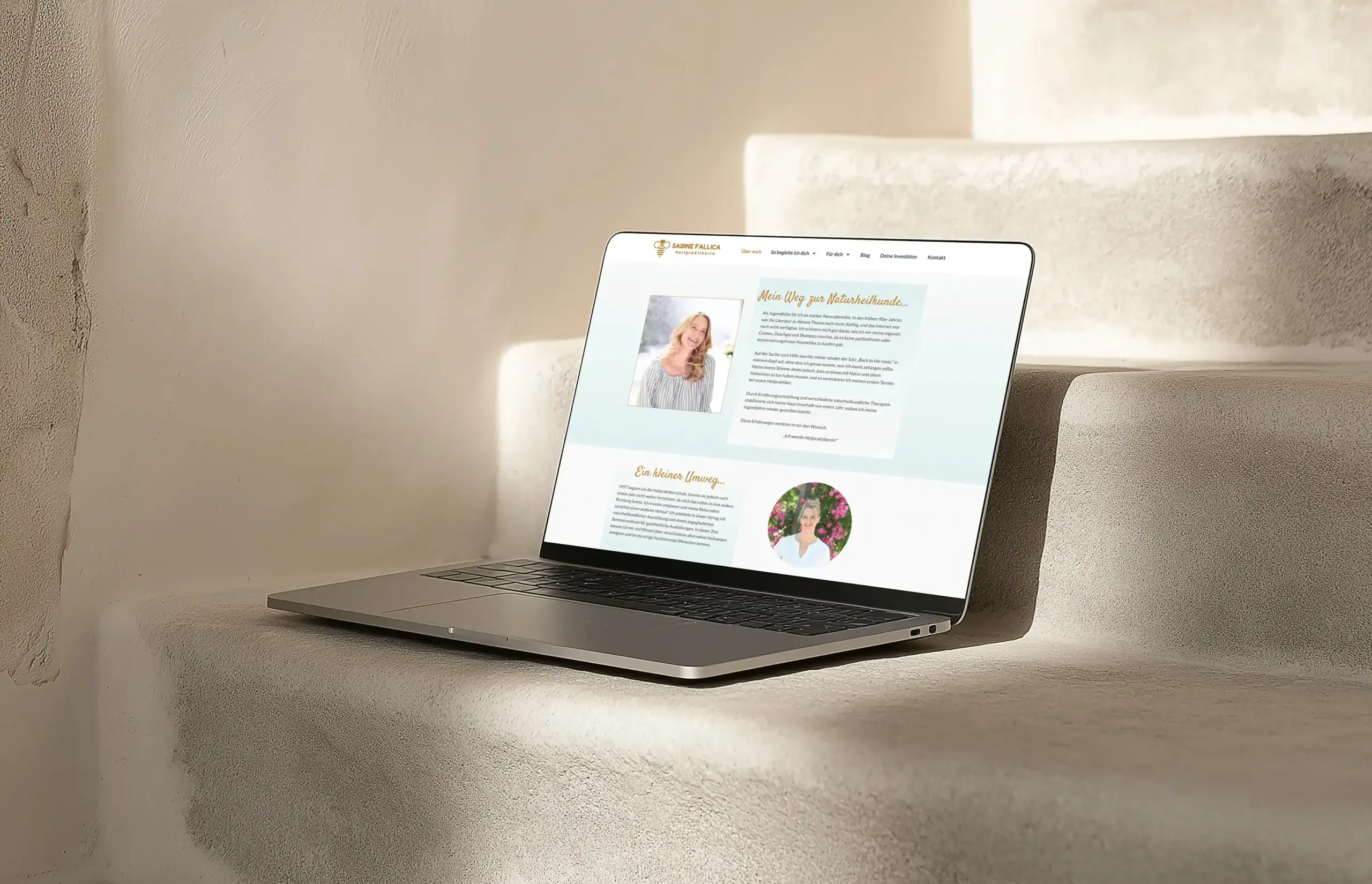 Laptop auf hellen Treppen zeigt die Website einer Heilpraktikerin. Das Design ist hell, freundlich und professionell umgesetzt.